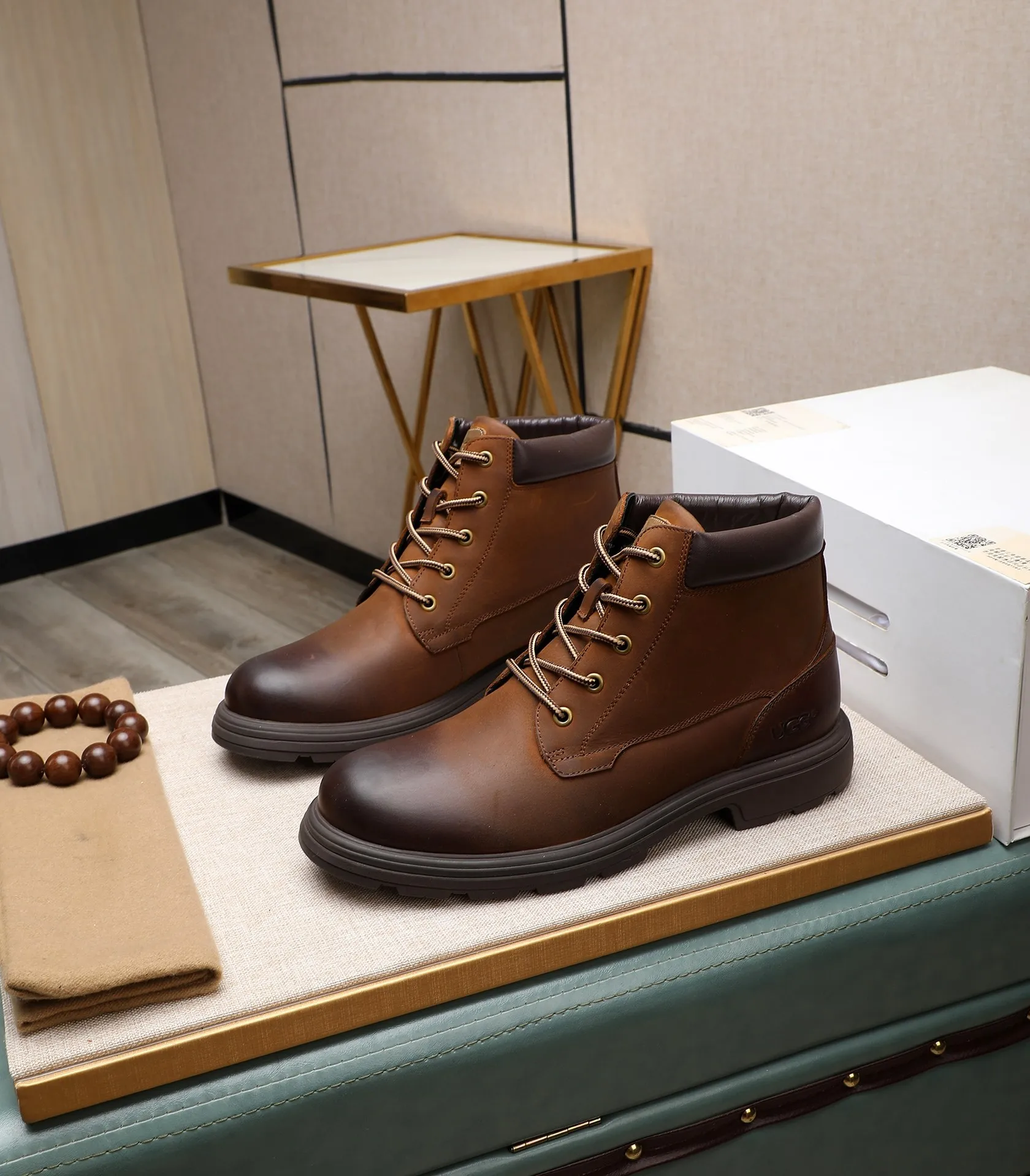 Men's men's shoes💰640 UGG (100% genuine wool lining, 10% off for fake ones) Please pay attention to the quality of the original order and compare the thickness of the wool🏮🏮Hot-selling UGG from Australia's warm luxury brand men's shoes, the official website is synchronized, Beckham men's style..., made of imported top-layer waxed cowhide, waxed toe cap, Australian real wool velvet lining Carefully sewn...Imported rubber Martin boots outsole (comfortable, soft and wear-resistant). I really like the quality..Exquisite workmanship. You can't put it down at first sight. Size 39-44